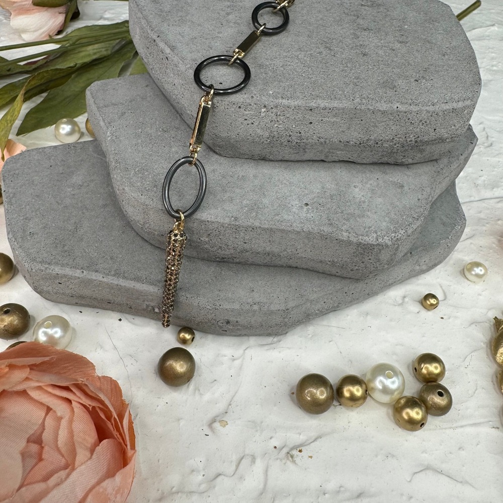 Chic Charm Gold Tone Chain Necklace With Dark Oval Link And Textured Pendant